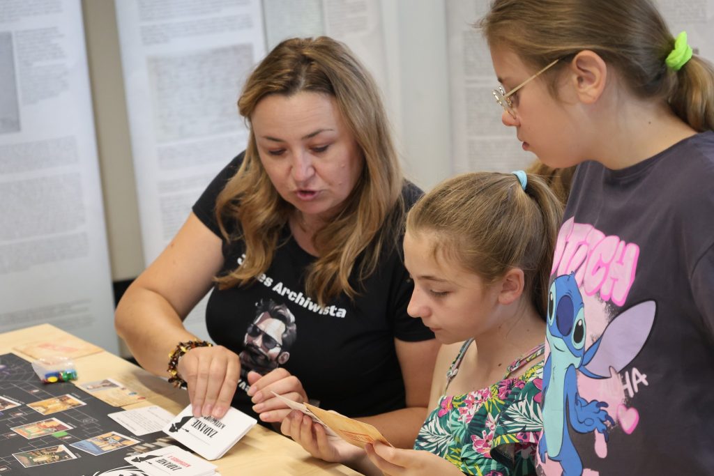 Magdalena Młodziejewska z Archiwum Państwowego w Płocku podczas warsztatów w Domu Pamięci